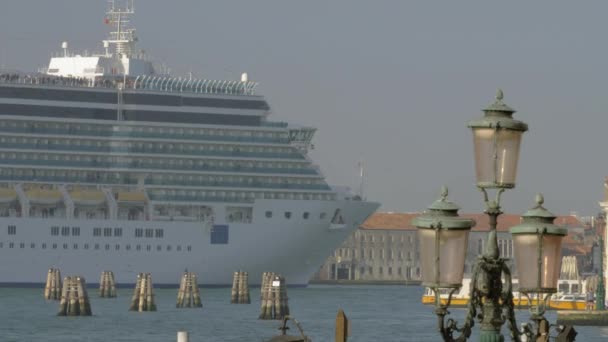 Kryssningsfartyget segling i Venedig, Italien — Stockvideo