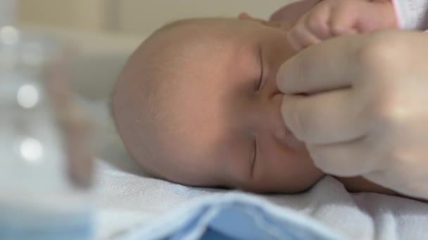 Prendersi cura del neonato. Madre pulizia bambini naso — Video Stock