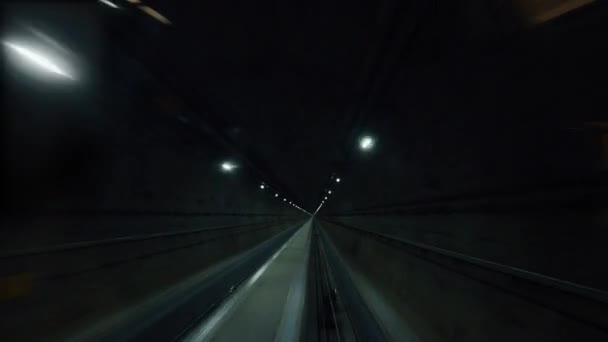 Train de métro traversant le tunnel — Video