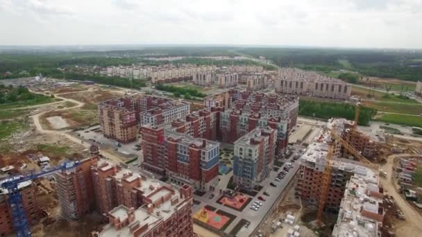 Πετώντας πάνω από το συγκρότημα με νέα ενσωματωμένη και ημιτελή κτίρια, Ρωσία κατοικιών — Αρχείο Βίντεο