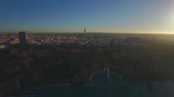 Aerial scen Madrid med Buen Retiro Park i vintermorgon, Spanien — Stockvideo