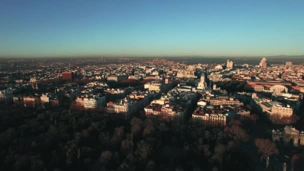 Luchtfoto stadsgezicht van Madrid in winterochtend, Spanje — Stockvideo