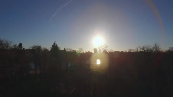 Sobrevolando el Parque del Buen Retiro en Madrid, España. Vista de invierno con sol brillante — Vídeo de stock