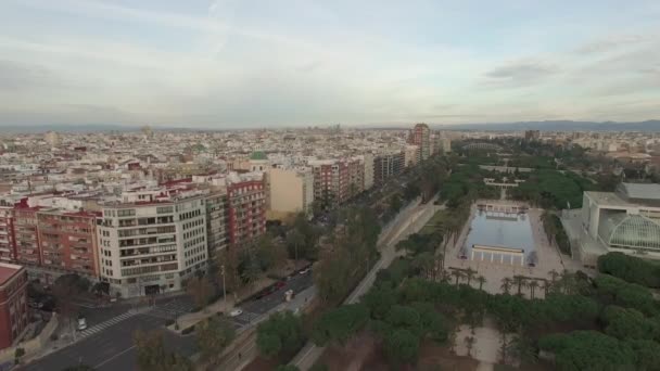 Vista aérea de Valencia con Jardines de Turia, España — Vídeos de Stock