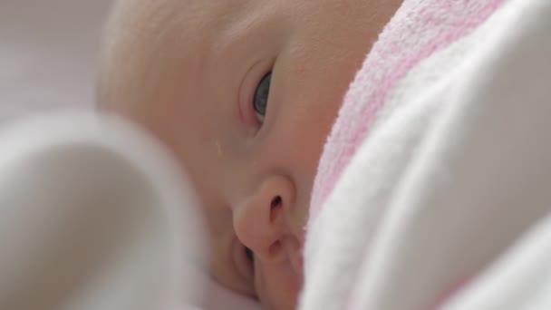 Um close-up de um bebê recém-nascido deitado meninas rosto calmo — Vídeo de Stock