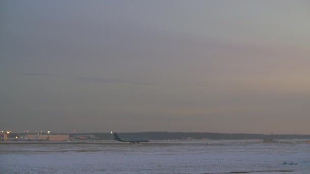 Avión despegando. Aeropuerto vista en la noche de invierno — Vídeos de Stock