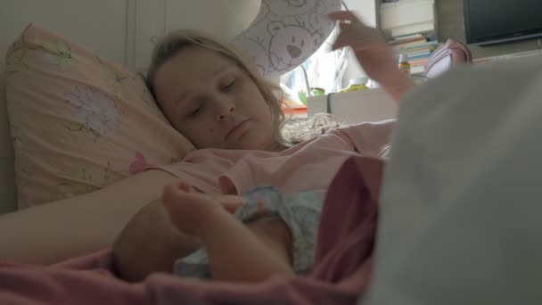 Mamá con la hija en la cama — Vídeo de stock