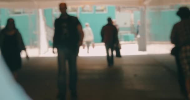 People walking outside, defocus — Stock Video