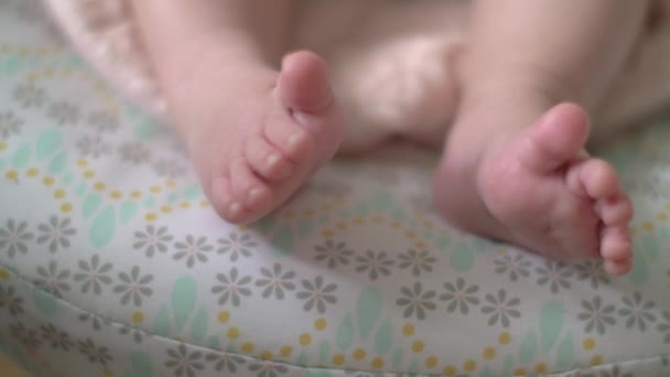 Un gros plan de pieds de bébés — Video