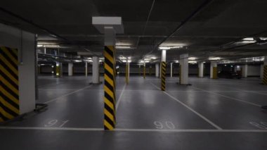 Atış neredeyse boş yer altı otoparkı garaj orada sadece iki araba ile döner