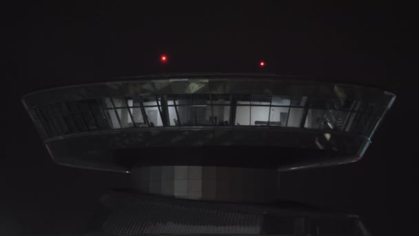 Flughafen-Kontrollturm, Blick in der Nacht — Stockvideo