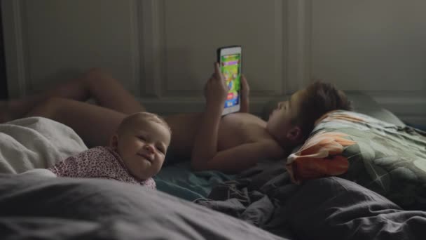 朝自宅の赤ちゃんの兄と妹 — ストック動画