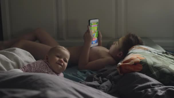 Brother and baby sister at home in the morning — Stock Video