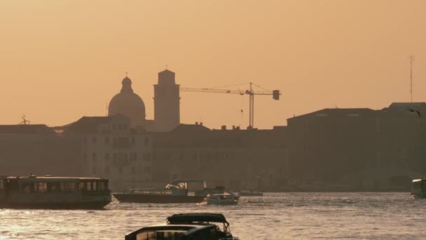 Vatten transport trafik i Venedig, Italien. Visa vid solnedgången — Stockvideo