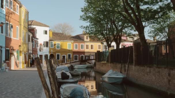 Canal avec bateaux et maisons colorées sur l'île de Burano, Italie — Video