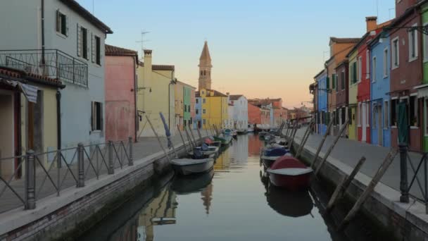 İtalya 'nın Burano adasında kanalı ve renkli evleri olan sessiz bir cadde. — Stok video