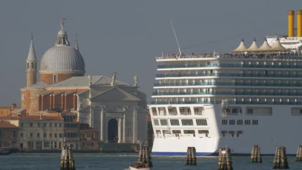 Crucero a vela por la Iglesia del Santisimo Redentore en Venecia, Italia — Vídeo de stock