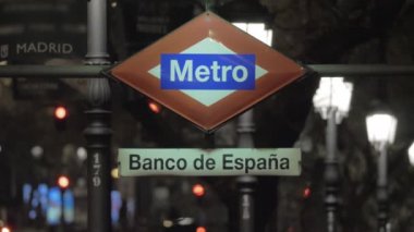 Banco de Espana metro görünümünü gece kayıt Madrid, İspanya