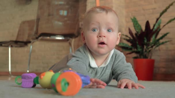 Slow Motion Skott Åtta Månader Baby Flicka Liggande Golvet Hemma — Stockvideo