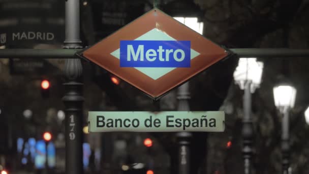 Éjszakai kilátás Banco de Espana metró jel, Madrid, Spanyolország — Stock videók