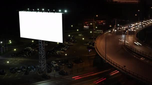 Scatto temporale della citta 'della notte. Traffico automobilistico e banner in bianco per la strada — Video Stock