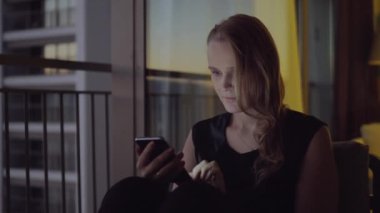 Hücre olmak akşamları evde sıkılmış internet'te sörf kadın