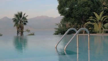 Resort sahne deniz ve dağ manzaralı yüzme havuzlu