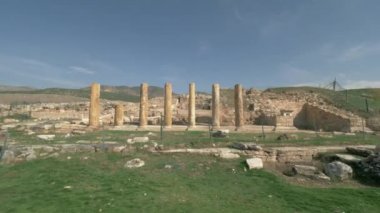 Antik kalıntılar ve sütunlarından Hierapolis şehir Pamukkale, Türkiye'de