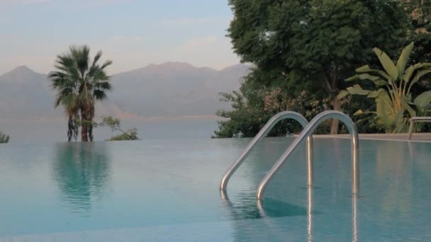 Escena del resort con piscina con vistas al mar y a las montañas — Vídeos de Stock