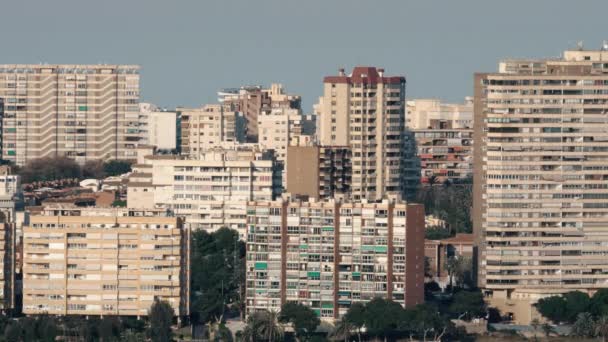 Paisaje urbano con casas de varios pisos en Alicante, España — Vídeos de Stock