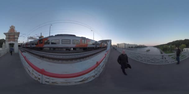 360 VR Moscovo paisagem urbana com rio. Vista de Pushkinsky Bridge, Rússia — Vídeo de Stock