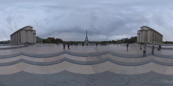 360 Vr Timelapse туристів, дивлячись з площею Трокадеро, Парижа Ейфелева вежа — стокове відео