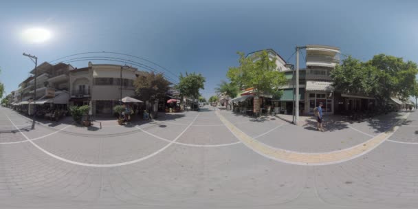 360 VR Calle peatonal con cafeterías y vendedores en Nea Kallikratia, Grecia — Vídeo de stock