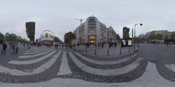 360 VR París paisaje urbano con tiendas y personas caminando en Av. des Champs-Elysees — Vídeos de Stock