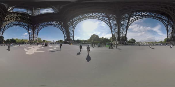 360 Vr Timelapse της ζωής του Παρισιού. Ανθρώπους που περπατούν κάτω από τον πύργο του Άιφελ, Γαλλία. — Αρχείο Βίντεο