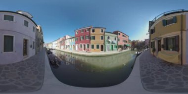 Kanal ve açık renklerle boyalı evleri, İtalya ile 360 Vr Burano adası sahne