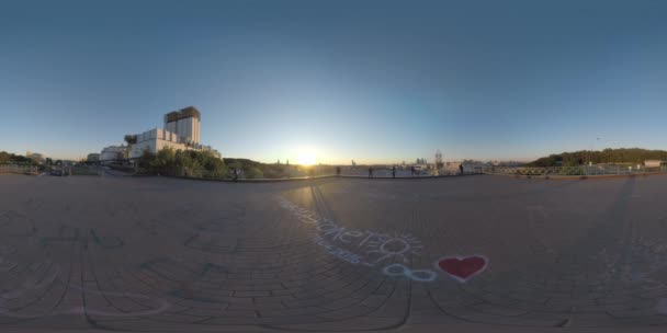 360 VR Pessoas olhando para Moscou da plataforma de visualização RAN ao pôr do sol, Rússia — Vídeo de Stock