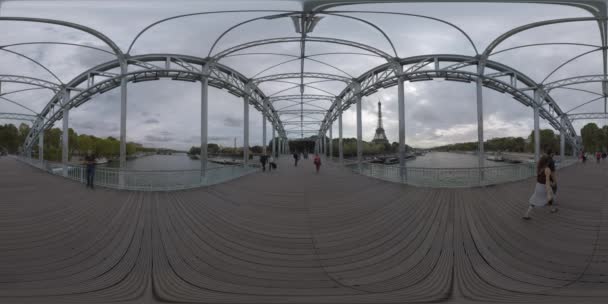 360 Zobacz Vr do Paryża z Passerelle Debilly, ludzie chodzą przez most — Wideo stockowe