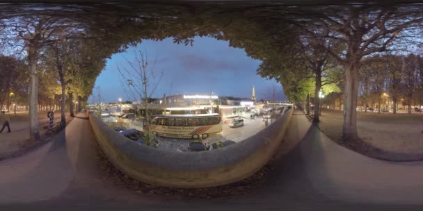 360 VR Night Paris con Bateaux Mouches en el paseo marítimo y el jardín de Ereván, Francia — Vídeos de Stock