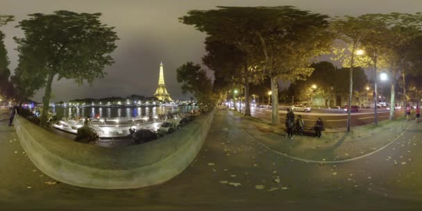 360 Vr Parijs bij nacht. Scène met de Seine, de Eiffeltoren en de drukke straat — Stockvideo