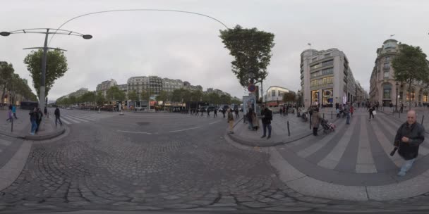 360 Vr mensen lopen in de straat en de politie sluiten weg voor vervoer, Parijs — Stockvideo