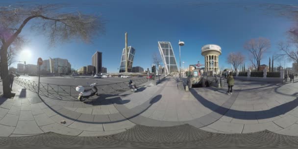 360 Vr Plaza Castilla med Gate of Europe torn i Madrid, Spanien — Stockvideo