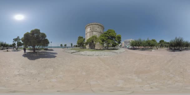 360 VR White Tower Square con gente relajándose bajo los árboles. Tesalónica — Vídeos de Stock