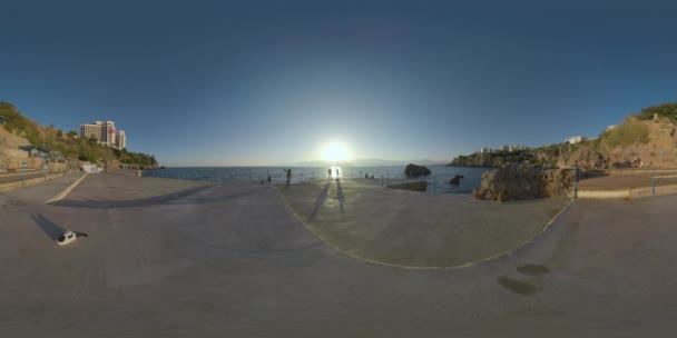 360 VR Antalya lungomare lungo la costa rocciosa. Scena con mare, sole e hotel — Video Stock