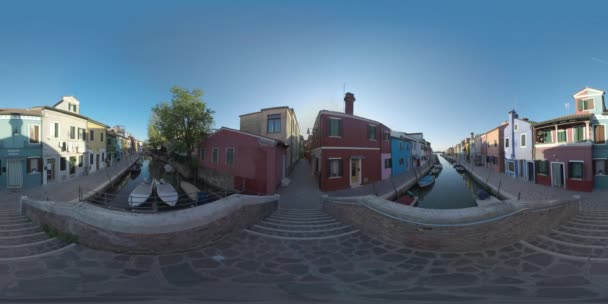 360 VR Townscape de Burano. Escena rústica con casas de colores y barcos en canal — Vídeos de Stock