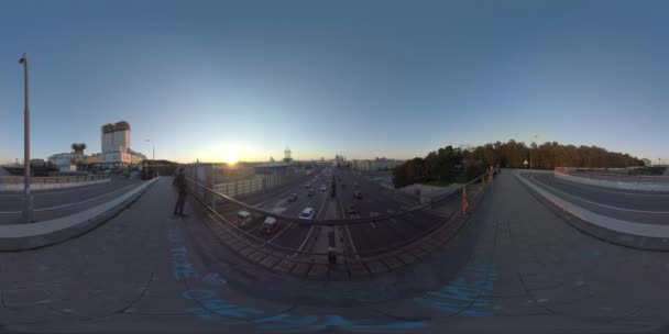 360 Vr Moskou bij zonsondergang, uitzicht vanaf de brug van de viaduct. Rusland — Stockvideo