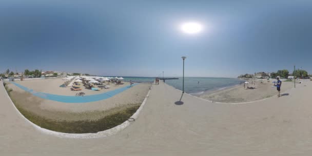 360 Vr kusten med avkopplande turister i semesterorten Néa Kallikrátia, Greece — Stockvideo