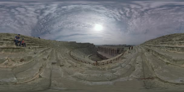 360 Video Romerska Amfiteatern Med Några Turister Expolring Det Antika — Stockvideo