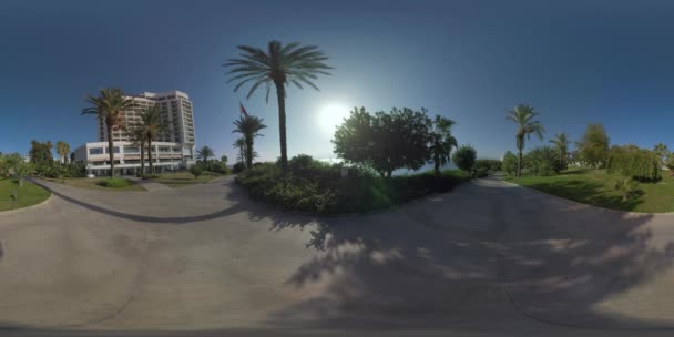 360 VR Scène avec hôtel côtier et espaces verts à Antalya, Turquie — Video