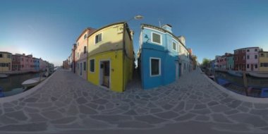 Kanal boyunca 360 Vr sessiz Burano Sokağı. Geleneksel boyalı evleri ile göster